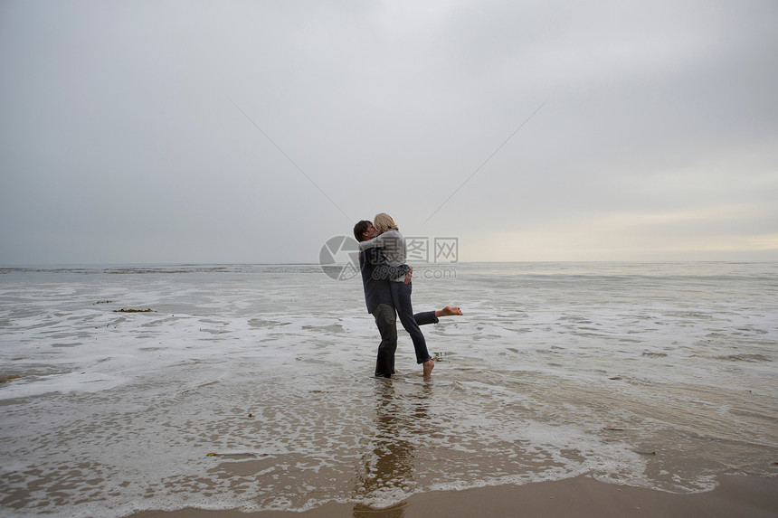 情侣在海滩上拥抱图片