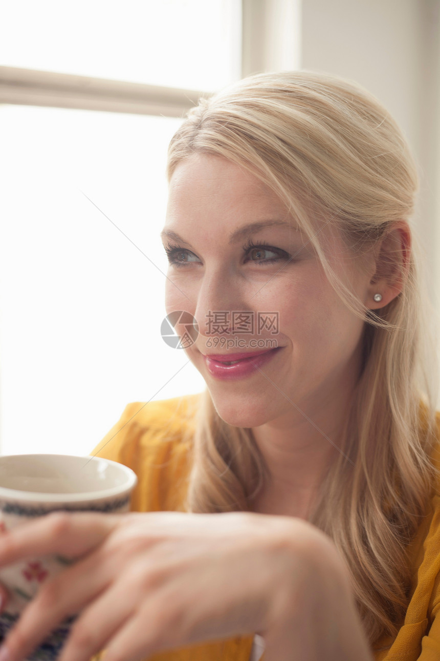 喝茶的妇女图片