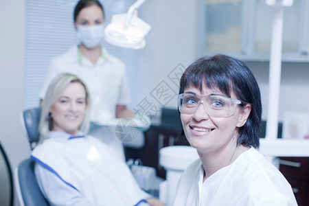 牙医的肖像图片