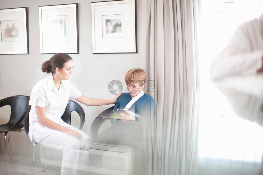 在医院与年轻病人聊天的护士图片