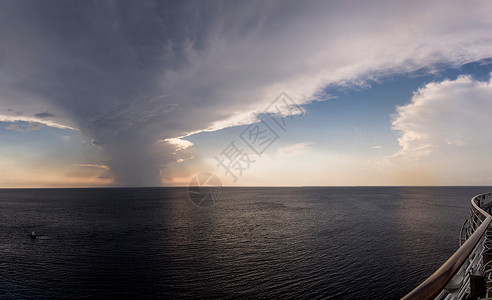 墨西哥一艘游轮上的日落风景图片