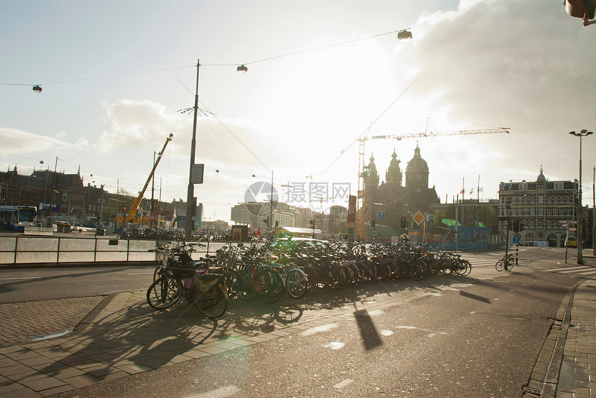 停在荷兰阿姆斯特丹站附近的自行车图片