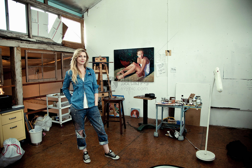 年中成女站在艺术家工作室肖像图片