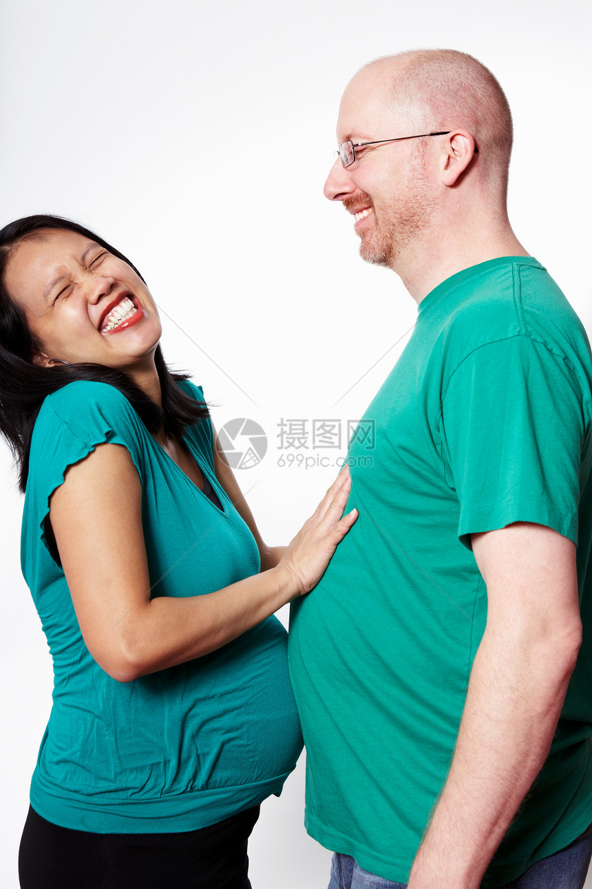 孕妇和男子一起笑图片