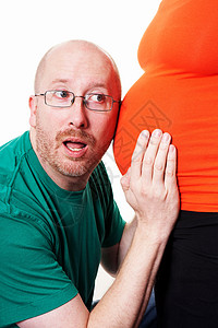成年男子在听孕妇肚子图片