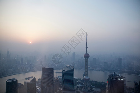 上海东方珍珠塔和黄浦江的迷雾图片