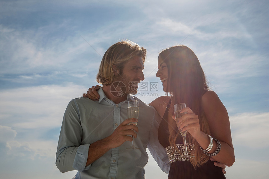 一对夫妇用香槟庆祝图片