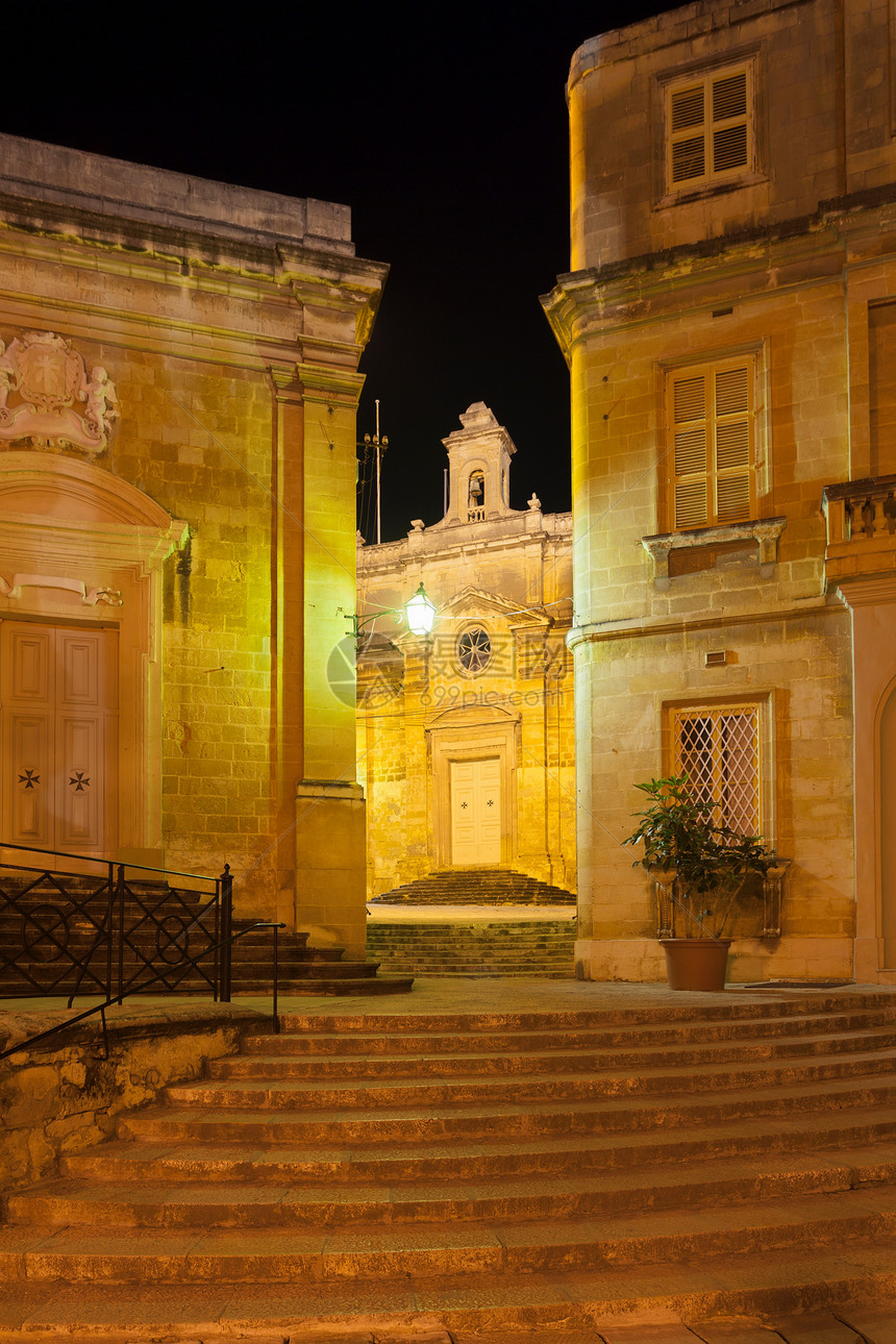 夜间在马耳他Birgu的楼梯和建筑物图片
