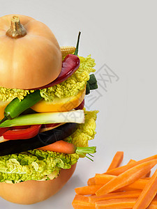 健康饮食素汉堡和胡萝卜薯条图片
