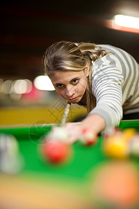 主球青年女子打桌球背景
