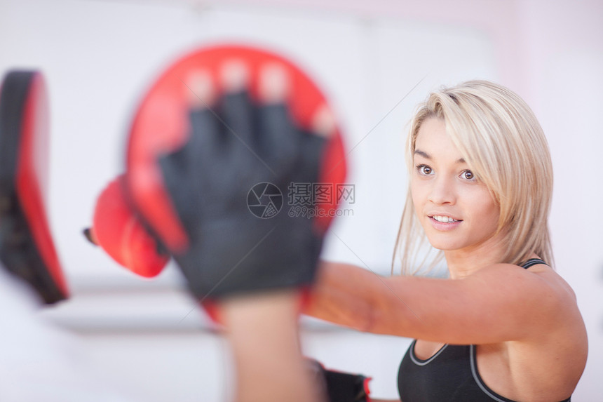 年轻女子训练拳击图片