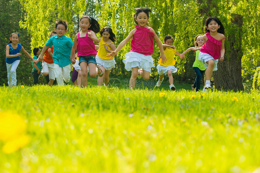 儿童在草地上奔跑图片