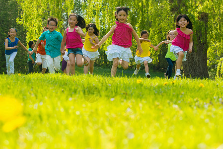 儿童在草地上奔跑图片