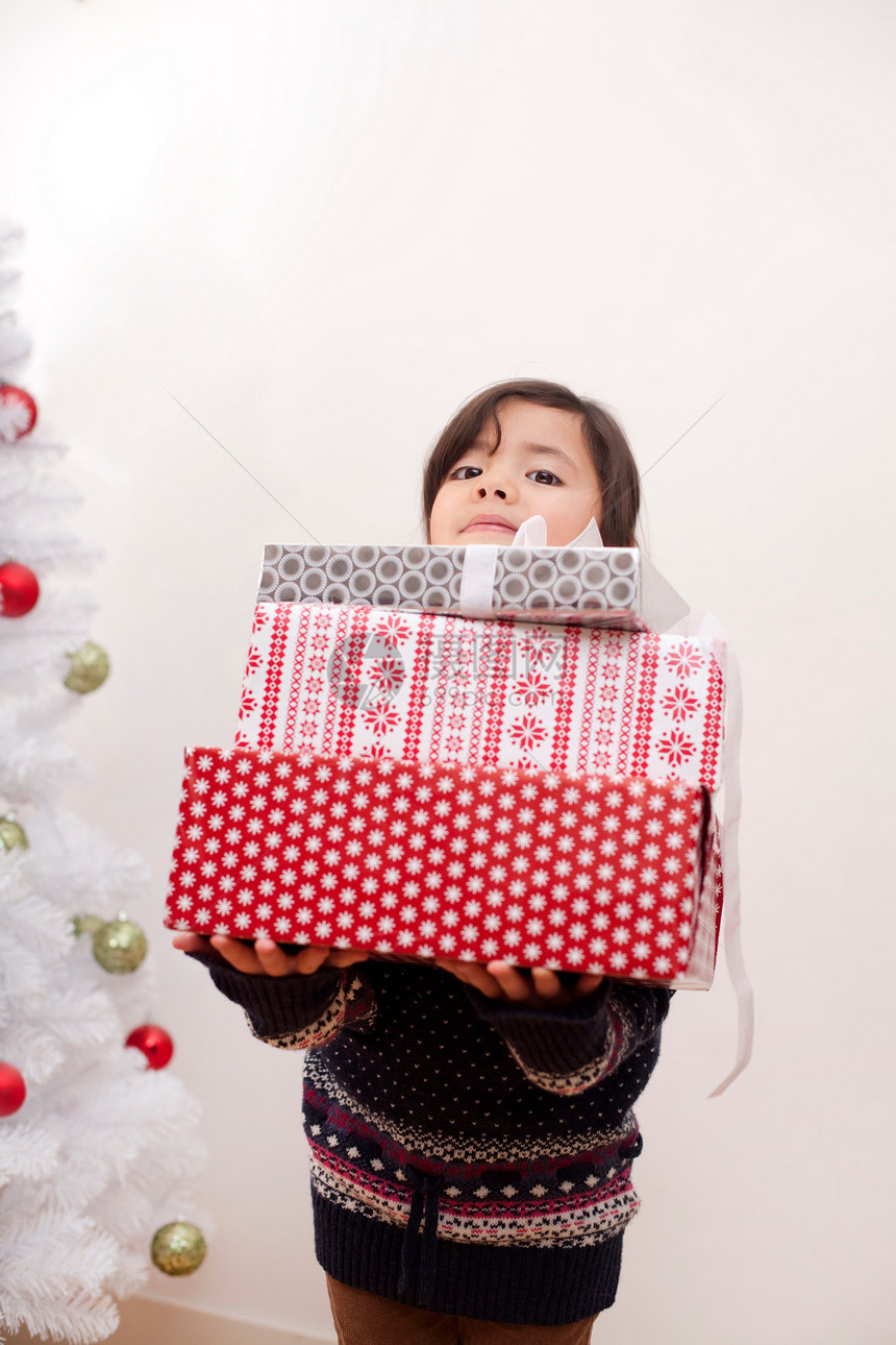女孩带着圣诞礼物微笑着图片