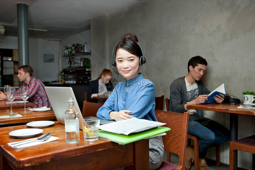 咖啡馆学生使用笔记本电脑肖像图片