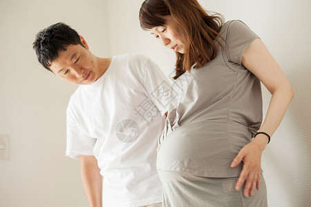 男人看着怀孕妻子的肚子图片