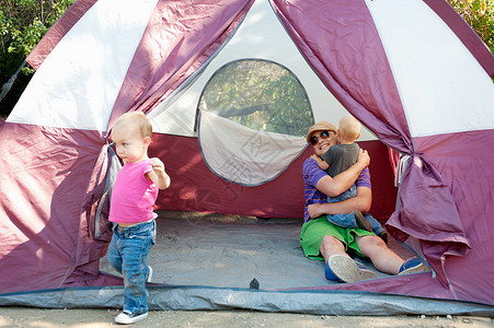 在帐篷中父亲和小孩图片