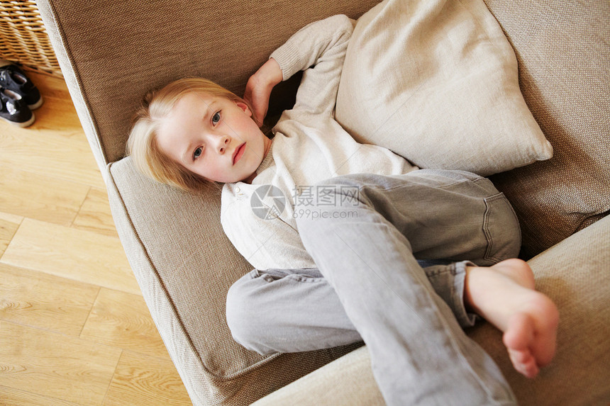 年轻女孩躺在扶手椅上图片