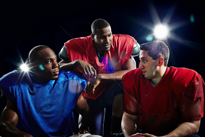 三个运动员坐在一起聊天图片