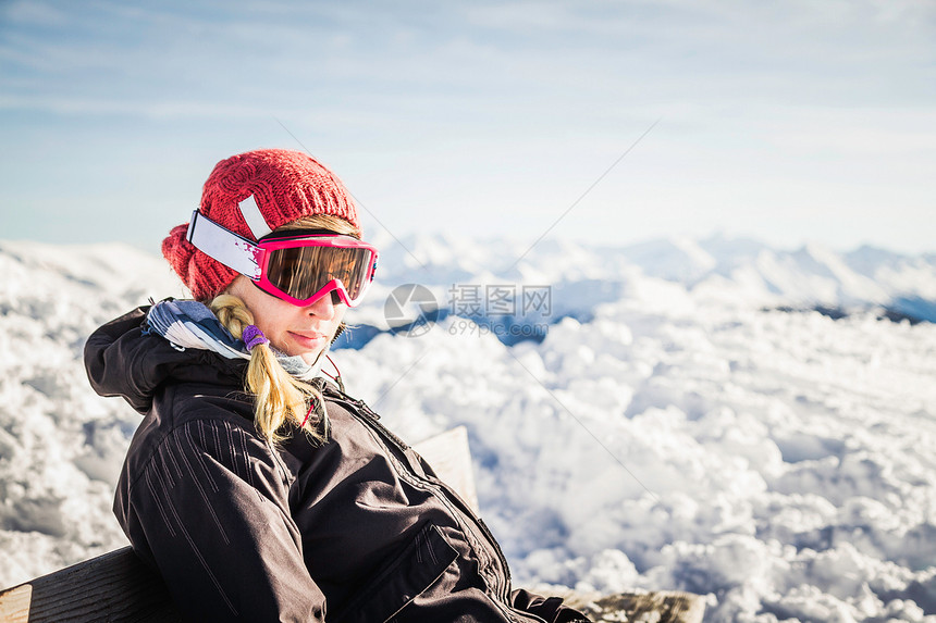  女子滑雪者躺在雪地上图片