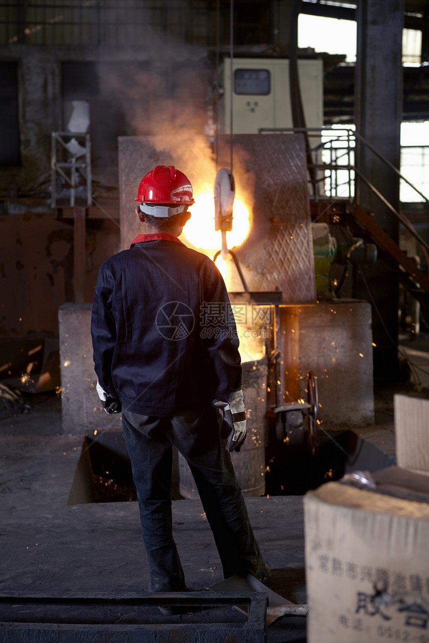 在铸铁厂上班的成年男性背影图片