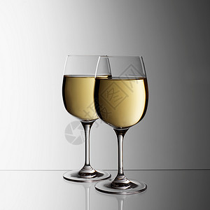 两杯白葡萄酒图片