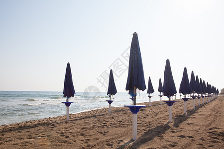 海上封闭的沙滩雨伞图片