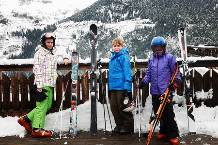 一起滑雪的三人图片