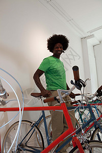 在自行车店里试骑车子成人男子图片