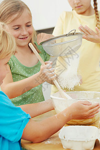 儿童烘焙面粉搅拌图片
