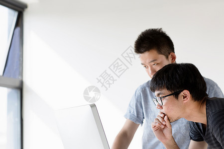 年轻人看电脑图片
