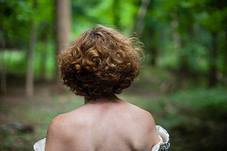林中女子背影背景图片