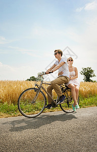 夫妇骑自行车田园兜风图片