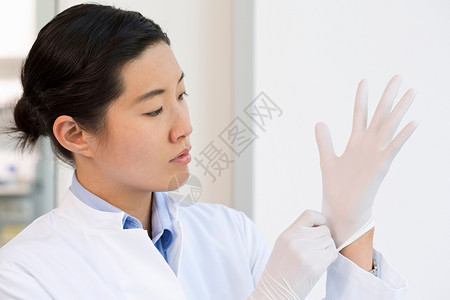 女科学家戴上手套图片