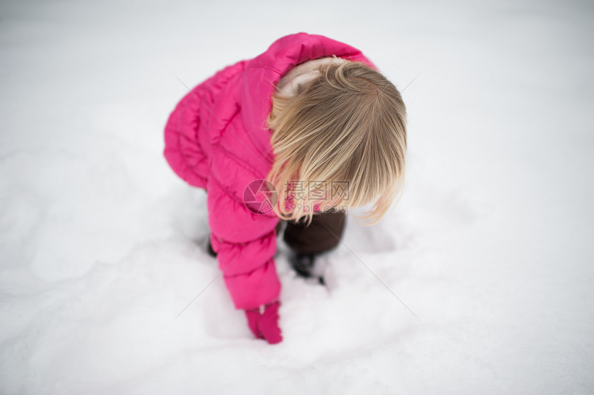 女孩在雪中玩耍图片