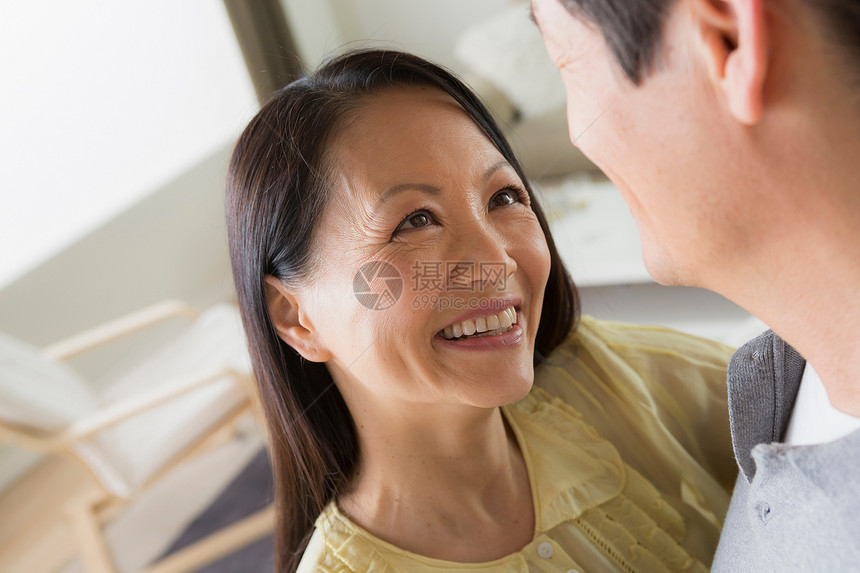 成熟夫妇在家里舞蹈图片