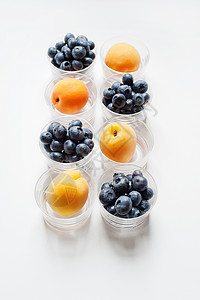一排的杏子和蓝莓图片