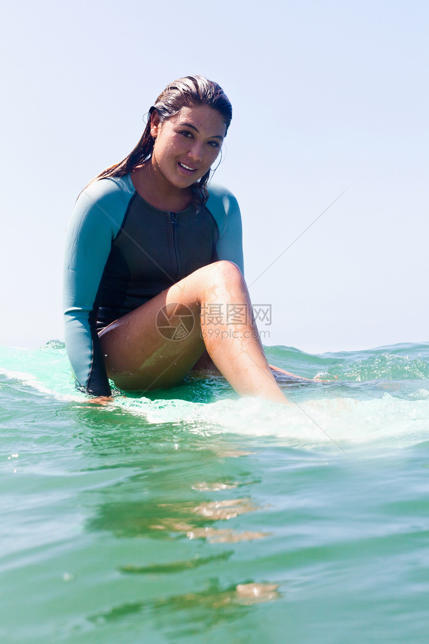 美国加利福尼亚州海滩上的年轻女子图片