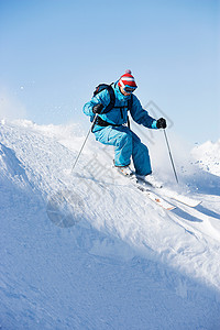快速滑雪的滑雪者图片