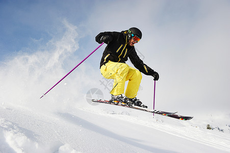 跳跃到空中的滑雪者高清图片