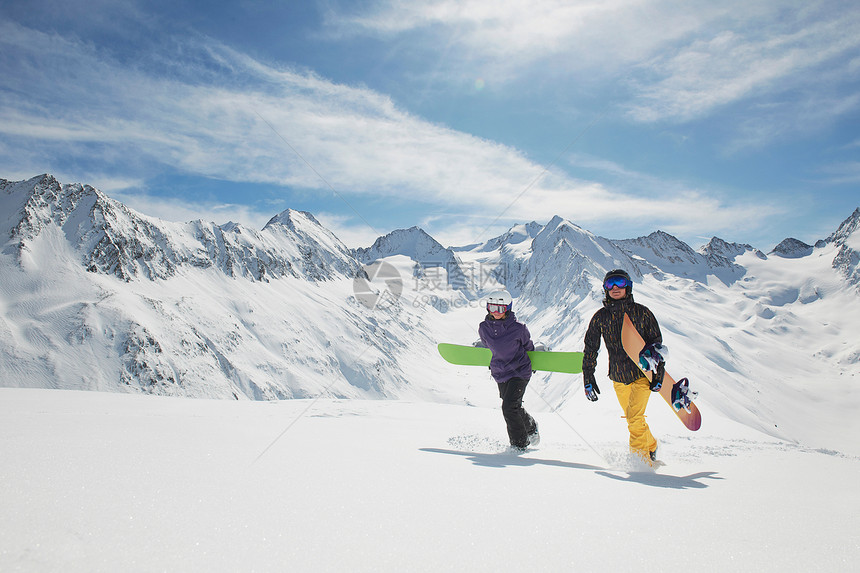滑雪运动员在雪地中行走图片