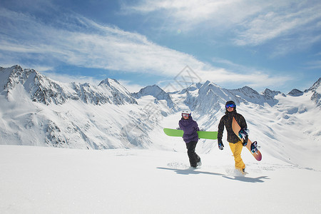 滑雪运动员在雪地中行走图片