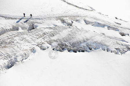 登山者穿越雪山图片