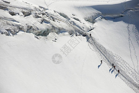 登山者穿越雪山图片