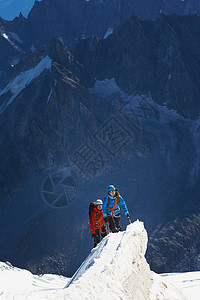 登山者站在雪地眺望图片
