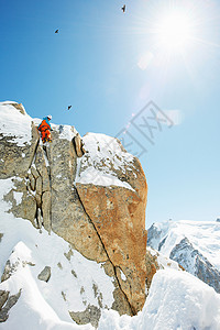 法国查莫尼克斯山上攀岩的人图片