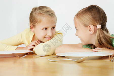 两个女孩靠在桌子上图片