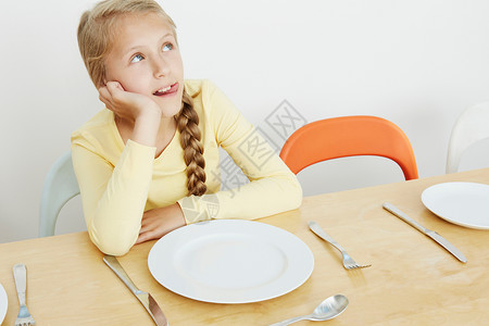 女孩坐在桌上抬头想着没事背景图片