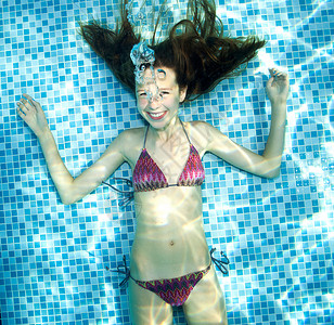 游泳池的水下女孩图片