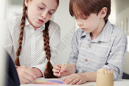 蜡笔画女孩和男孩一起画画背景